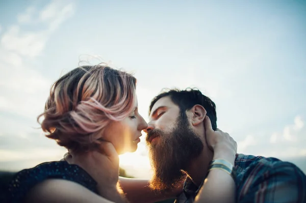 Beautiful couple in love kissing — Stock Photo, Image