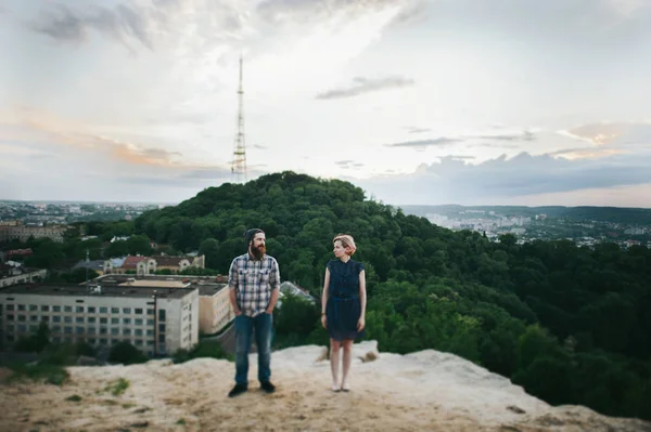 Couple standing on top hill — Stock Photo, Image