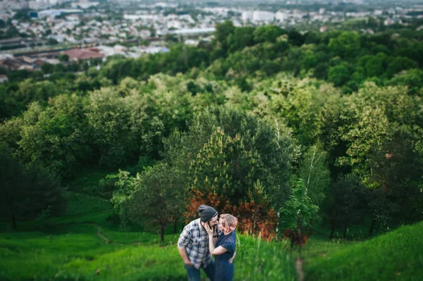 Casal beijando na colina verde — Fotografia de Stock