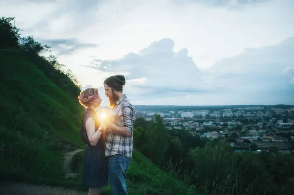 Paar staande op groene heuvel — Stockfoto