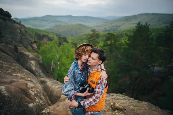 Pareja de pie en la montaña rocosa — Foto de Stock