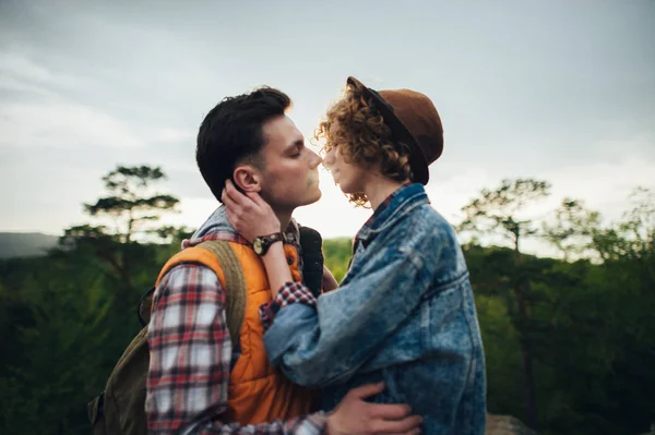 Viajero pareja besos — Foto de Stock