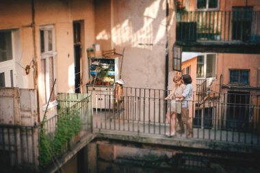 Genç Romantik Çift balkon