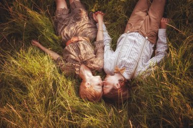 Romantik Çift çim üzerinde yalan