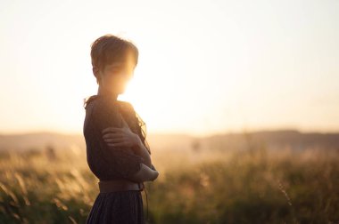 Genç kadın sahada poz veriyor.