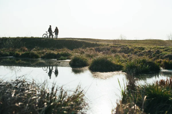 Çift ayakta Nehri yakınında