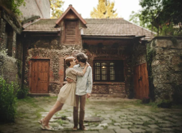 Casal romântico contra casa velha — Fotografia de Stock