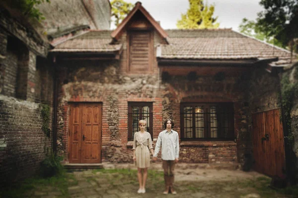 Romantic couple against old house — Stock Photo, Image