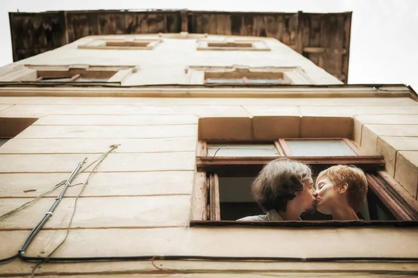 Jovem casal beijando — Fotografia de Stock