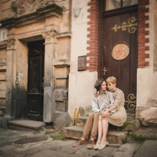 Pasangan menikmati kota tua — Stok Foto