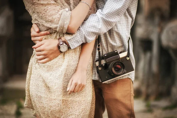 Jovem casal romântico abraço — Fotografia de Stock