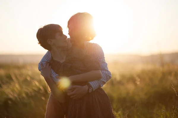 Jonge romantisch paar — Stockfoto