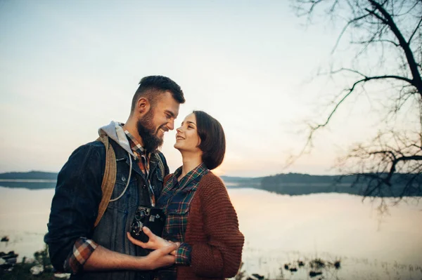 Jeune couple câlin près de la rivière Photo De Stock