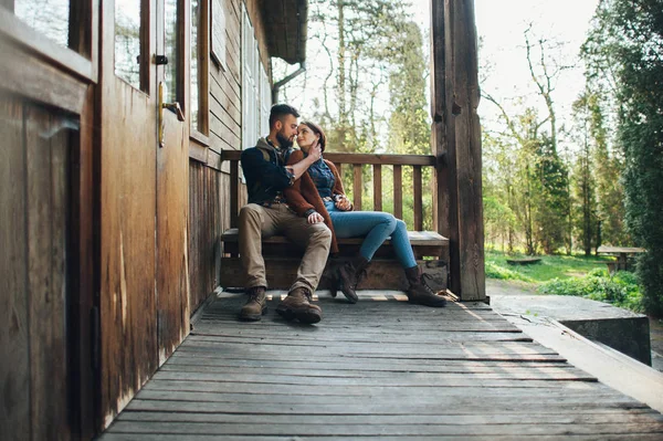 คู่รักโรแมนติกนั่งอยู่บนระเบียง ภาพถ่ายสต็อกที่ปลอดค่าลิขสิทธิ์