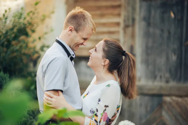 Joven feliz pareja abrazando —  Fotos de Stock