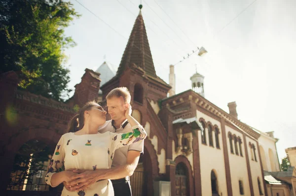 Cuplu fericit bucurându-se de orașul vechi — Fotografie, imagine de stoc