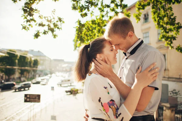 Felice coppia godendo la città vecchia — Foto Stock