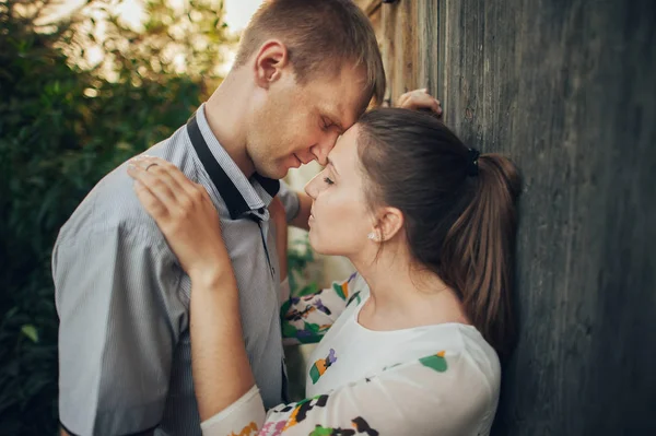 Joven feliz pareja abrazando —  Fotos de Stock