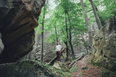 Uçurumun tepesinde duran adam