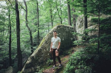 Uçurumun tepesinde duran adam