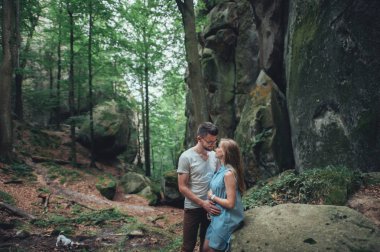 Çift birbirlerine dağlarda sarılma