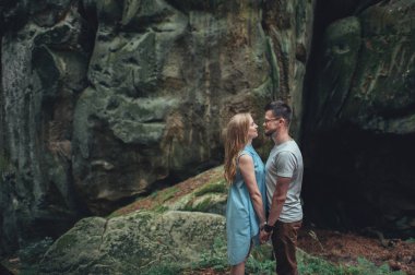 dağlarda el ele tutuşan çift