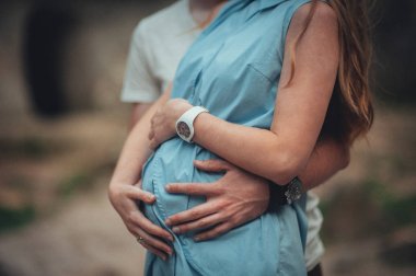 Genç Baba yavaşça karın hamile eşi okşayarak