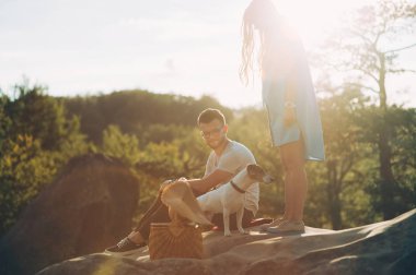 dağ tepe üzerinde dinlenme aşık Çift