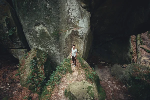Чоловік стоїть на вершині скелі — стокове фото