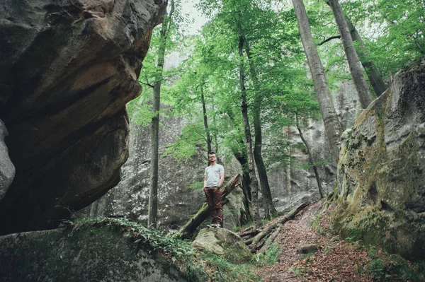 Man standing on top of cliff — Stock Photo, Image