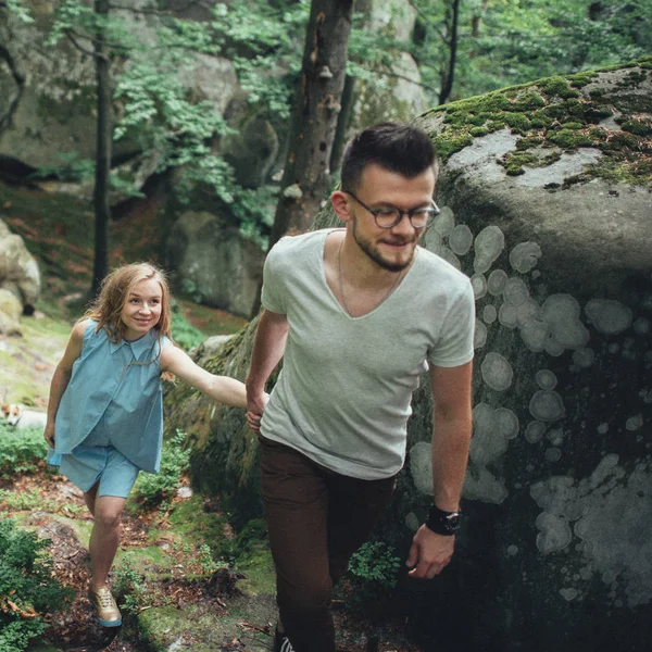 Vrouw met Hand van vriendje — Stockfoto