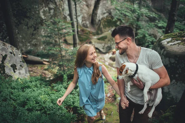 Mulher com namorado e cão andando pelo riacho da montanha — Fotografia de Stock