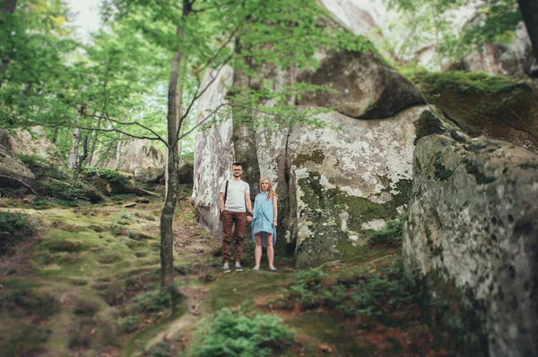 Casal de pé perto de penhasco de pedra — Fotografia de Stock