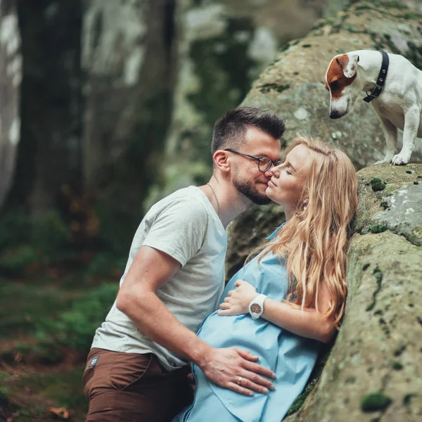 Uomo baciare donna incinta in montagna — Foto Stock