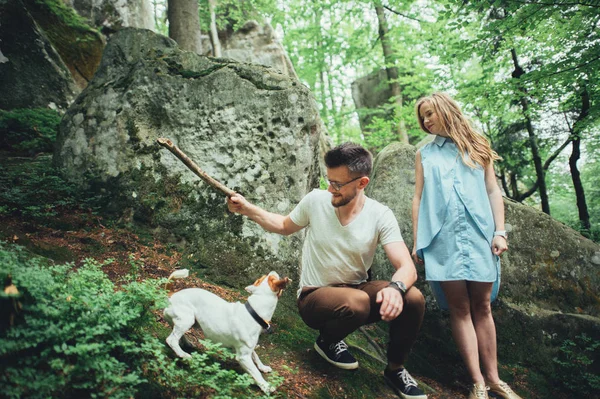 カップルの山で犬と遊ぶこと — ストック写真