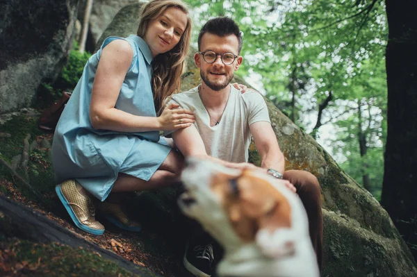 Pareja jugando con el perro en las montañas — Foto de Stock