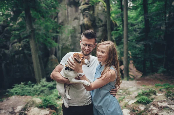 Pareja de pie en bosque colina con perro — Foto de Stock