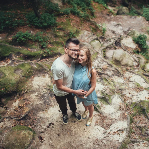 Casal posando na colina da floresta — Fotografia de Stock