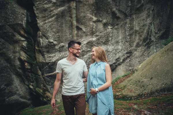 Donna e uomo che si abbracciano nel canyon con muschio sulle rocce — Foto Stock