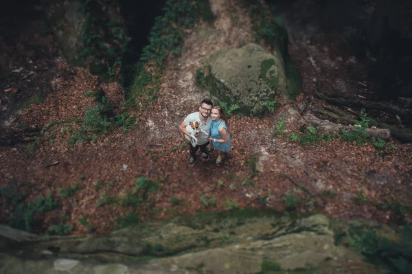 Pareja de pie al lado del campo en las montañas — Foto de Stock