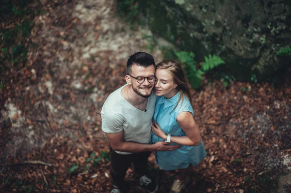 kırlarda dağlarda çift bekliyor