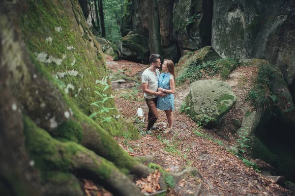 Casal de pé ao lado do país nas montanhas — Fotografia de Stock