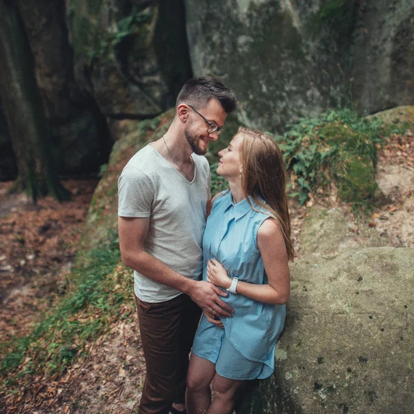 Couple standing by country side in mountains — Stock Photo, Image