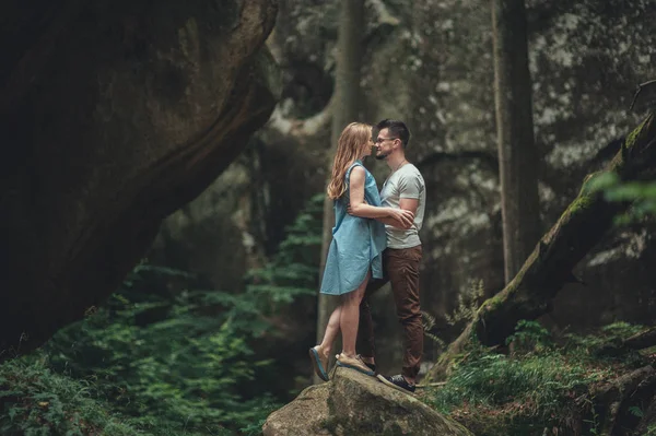 kırlarda dağlarda çift bekliyor