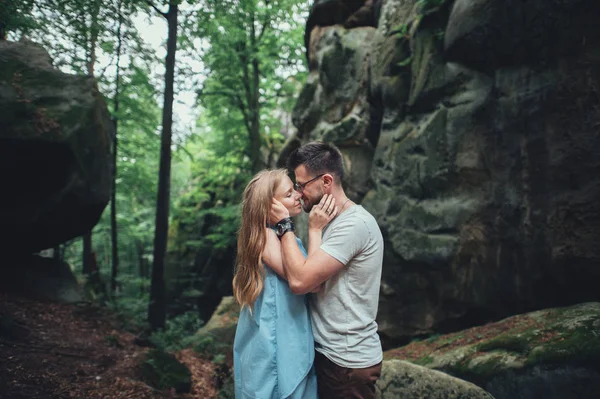 Çift birbirlerine dağlarda sarılma — Stok fotoğraf