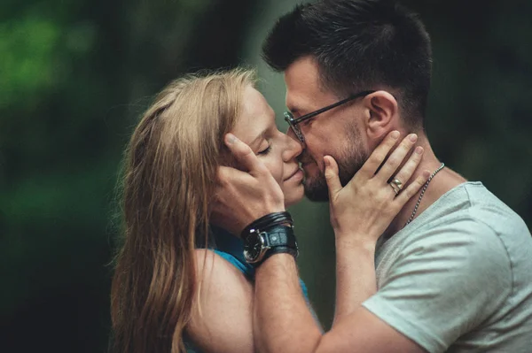 Casal beijando uns aos outros em montanhas — Fotografia de Stock