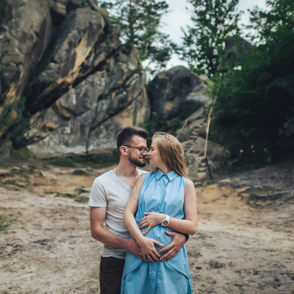 Pareja de pie al lado del campo en las montañas —  Fotos de Stock