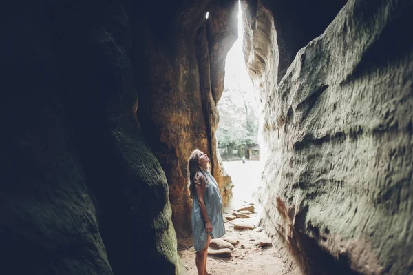 Mulher grávida em pé nas montanhas dos Cárpatos — Fotografia de Stock