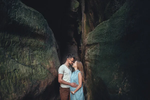 Preciosa pareja de pie contra las rocas de la fortaleza — Foto de Stock