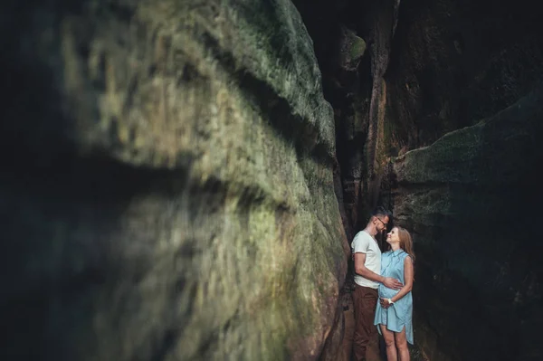 Preciosa pareja de pie contra las rocas de la fortaleza — Foto de Stock
